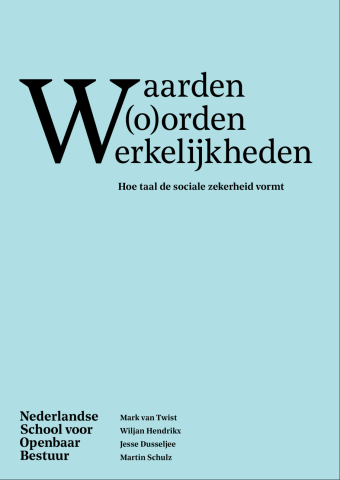 De cover van het essay, waarbij de titel 'Waarden w(o)orden werkelijkheden' grafisch weergegeven is met één grote W die de beginletters van de drie woorden dekt. Daaronder staat de ondertitel 'Hoe taal de sociale zekerheid vormt' vermeld. Onder aan de afbeelding staat het logo van de NSOB en de namen van de auteurs.