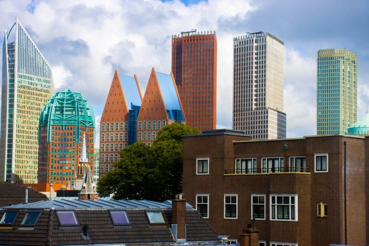 Skyline van Den Haag bezien vanaf balkon NSOB