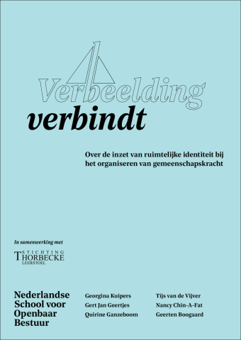 Cover van het essay Verbeelding verbindt met de zeilboot als metafoor en de ondertitel 'Over de inzet van ruimtelijke identiteit bij  het organiseren van gemeenschapskracht'