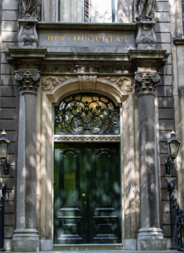De monumentale entree van Huis Huguetan aan de Lange Voorhout in Den Haag